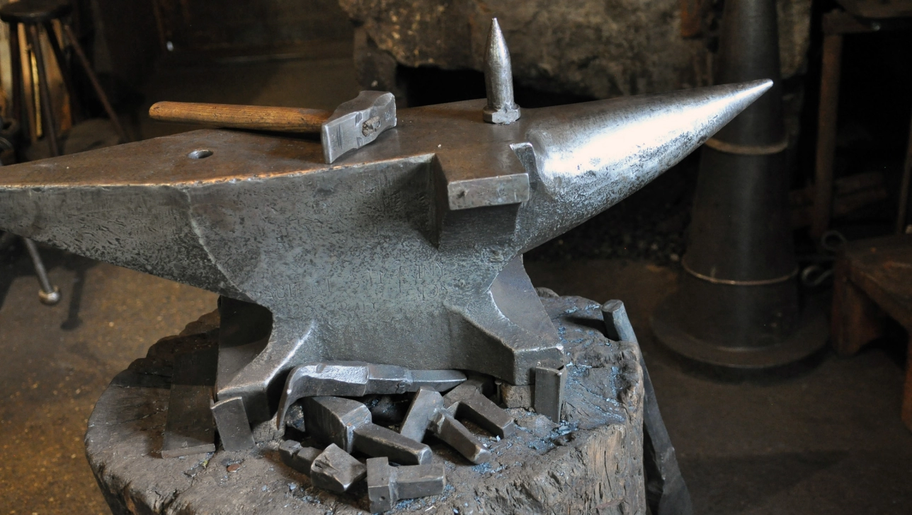 Forgeron avec une pelle pleine de charbon Forgeron avec une pelle pleine de charbon