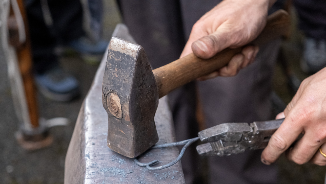 Forgeron fabriquant un coeur en métal