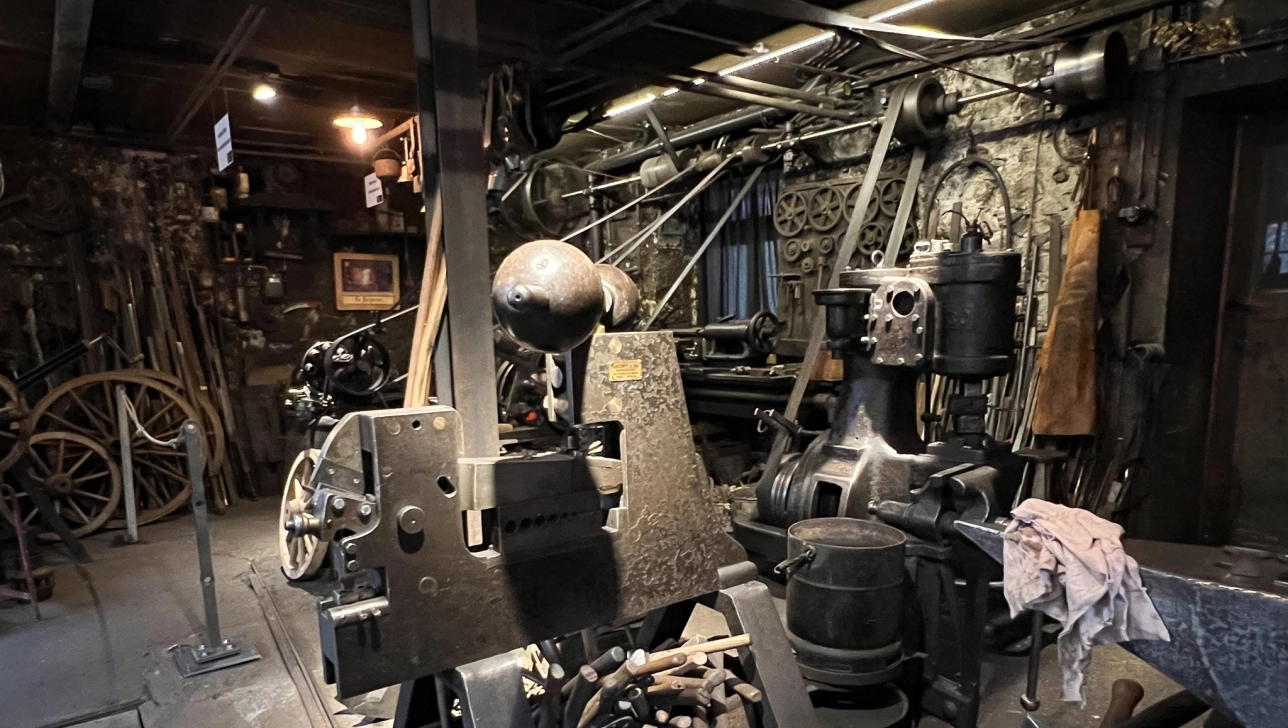 Deux forgerons au travail Deux forgerons au travail